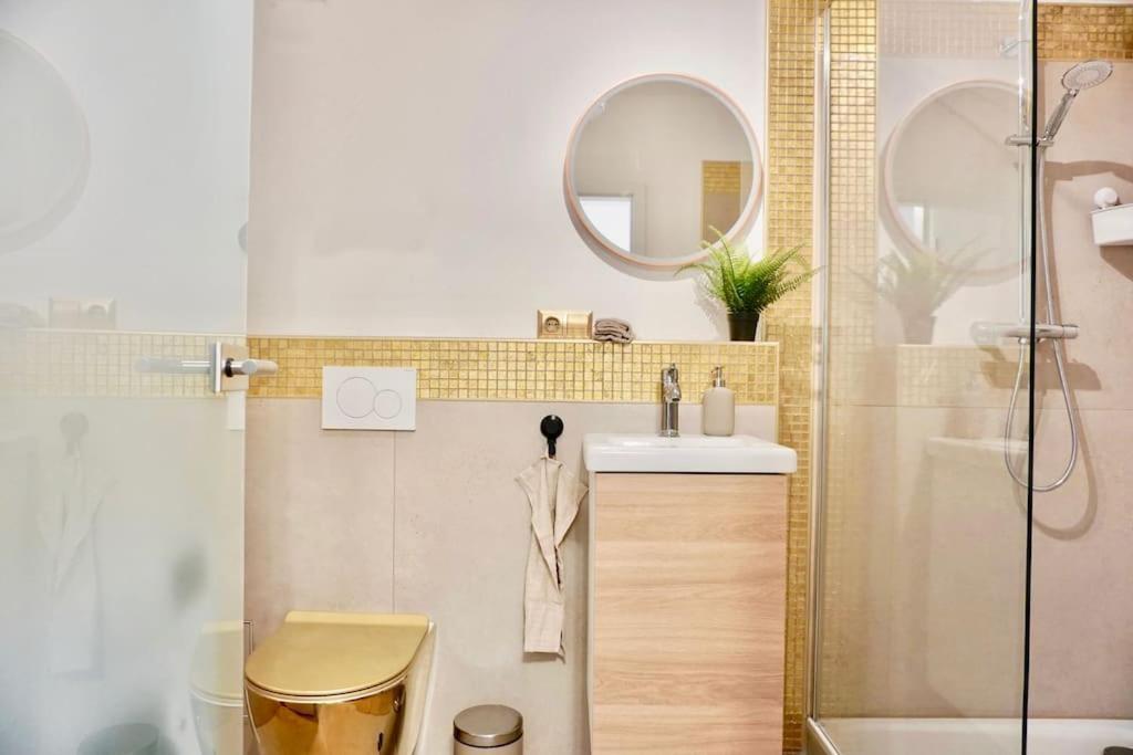 Neu Modernes Apartment In Top Lage, Free Parking Max 1,65M Hoehe Und 1,8M Breite Karlsruhe Esterno foto
