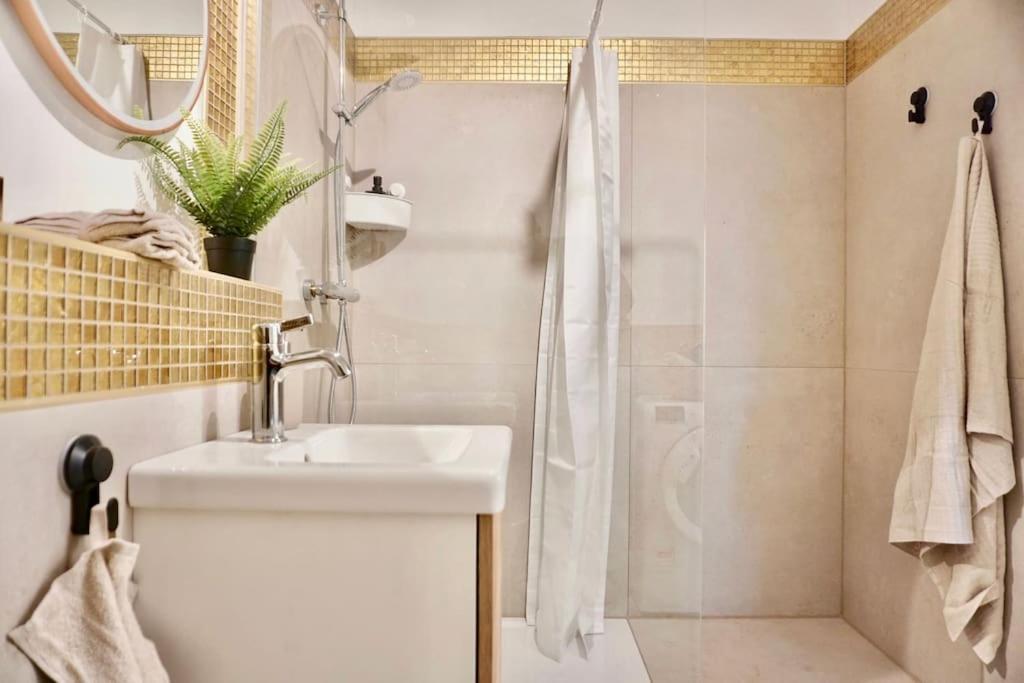 Neu Modernes Apartment In Top Lage, Free Parking Max 1,65M Hoehe Und 1,8M Breite Karlsruhe Esterno foto