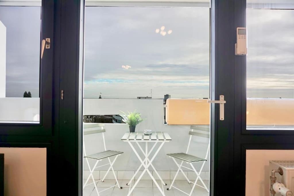 Neu Modernes Apartment In Top Lage, Free Parking Max 1,65M Hoehe Und 1,8M Breite Karlsruhe Esterno foto