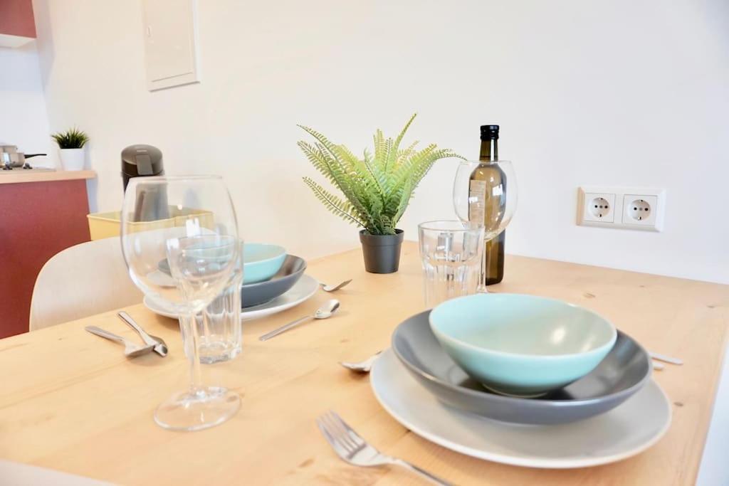 Neu Modernes Apartment In Top Lage, Free Parking Max 1,65M Hoehe Und 1,8M Breite Karlsruhe Esterno foto