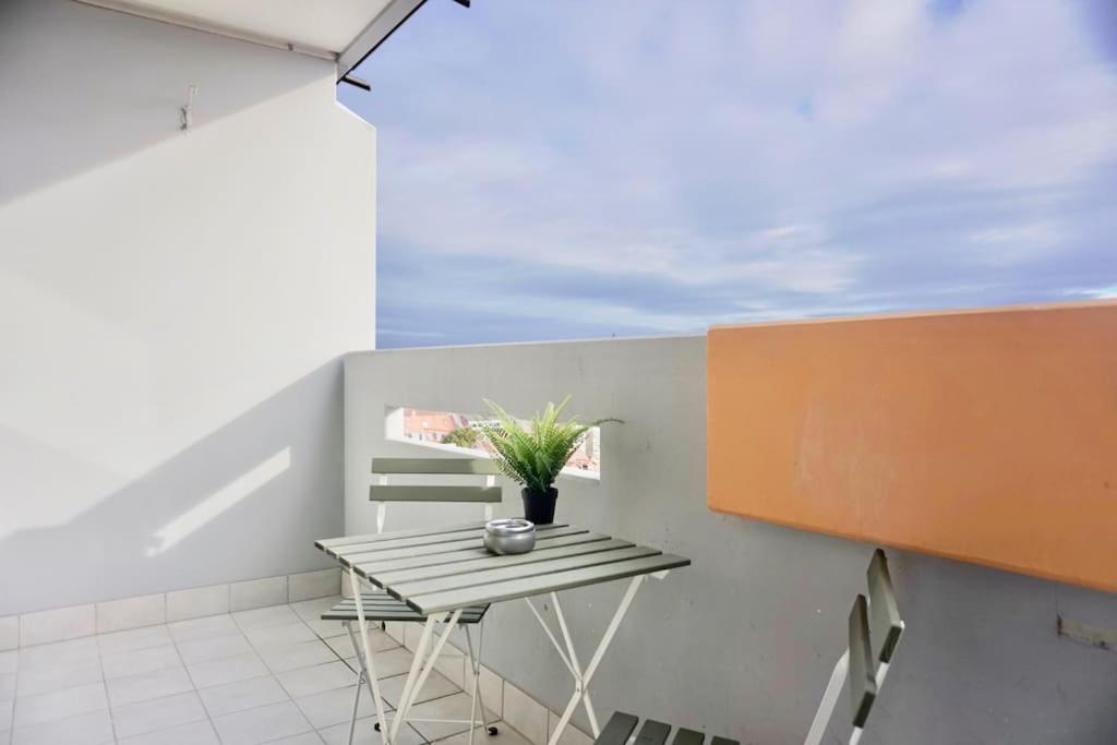 Neu Modernes Apartment In Top Lage, Free Parking Max 1,65M Hoehe Und 1,8M Breite Karlsruhe Esterno foto